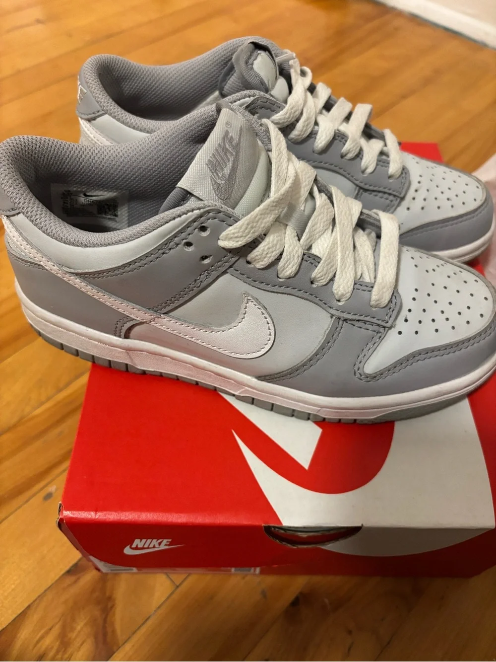 Nike Low-Top Sneakers in Light Gray and White - Picture 3 of 6